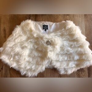 Adrianna Papell Faux Fur Wrap with Stone Brooch (Ivory)